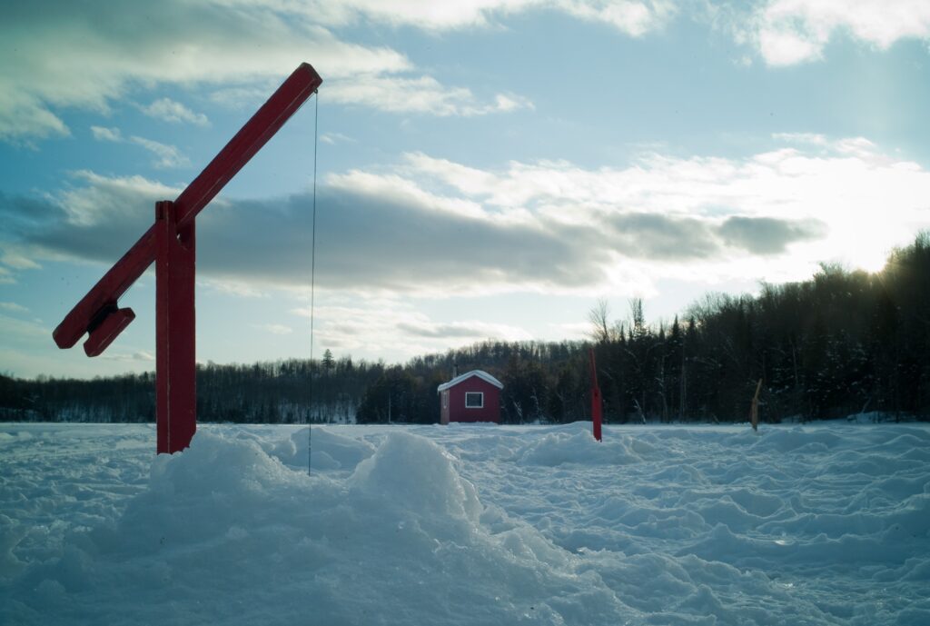 peche sur glace avec brimbale