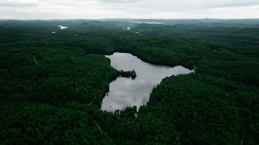 Vue aérienne du lac Galette à la Pourvoirie Légendes des Bois